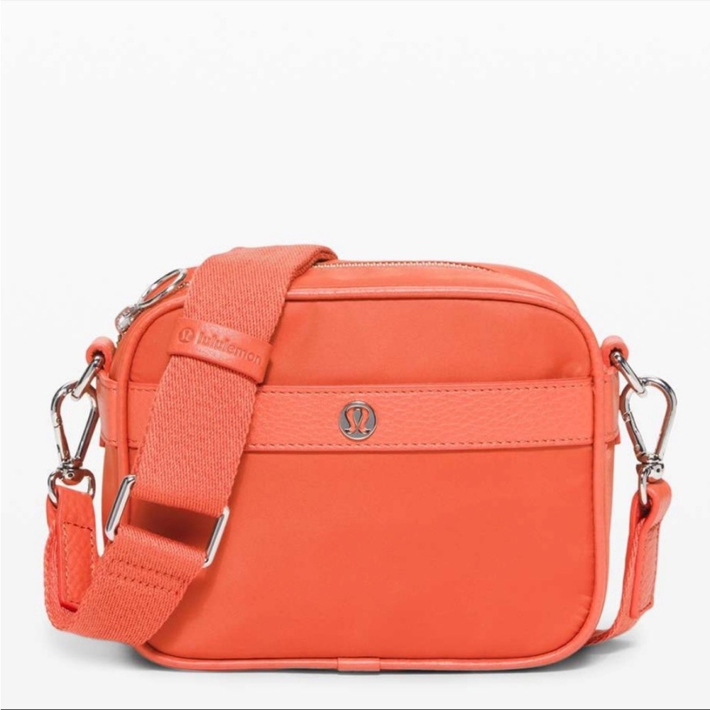 Lululemon : Now and always crossbody in coral